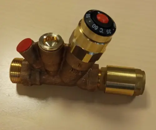 Danfoss Zirkulationsventil mit temperaturverstellbarem Kopf, zwei Anschlüssen und roten Steuerknöpfen. Sichtbare Metalloberflächen und Anschlussgewinde.
